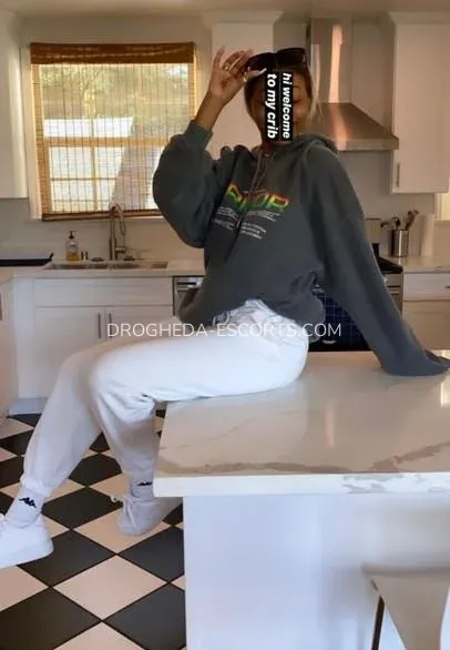 Drogheda escorts Leslie — 3